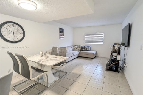 Condo in Miami, Florida, 2 bedrooms  № 1929416 - photo 4