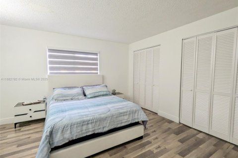 Condo in Miami, Florida, 2 bedrooms  № 1929416 - photo 10