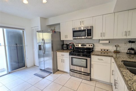 Condo in Miami, Florida, 2 bedrooms  № 1929416 - photo 6