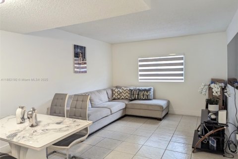 Condo in Miami, Florida, 2 bedrooms  № 1929416 - photo 2