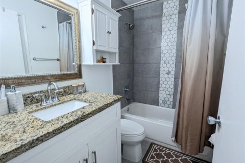Condo in Miami, Florida, 2 bedrooms  № 1929416 - photo 14