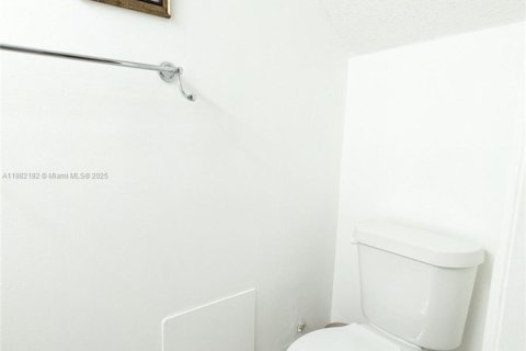 Condo in Miami, Florida, 2 bedrooms  № 1929416 - photo 7