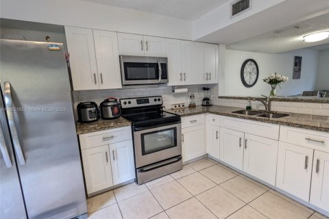 Condo in Miami, Florida, 2 bedrooms  № 1929416 - photo 5