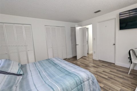 Condo in Miami, Florida, 2 bedrooms  № 1929416 - photo 11