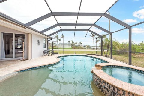 Casa en venta en Port Charlotte, Florida, 4 dormitorios, 255.39 m2 № 2106189 - foto 2
