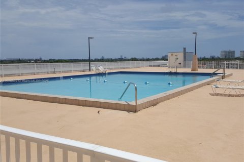 Condominio en alquiler en North Miami, Florida, 2 dormitorios, 97.55 m2 № 1937503 - foto 5