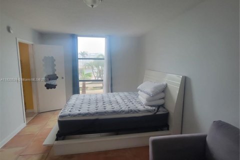 Condo in North Miami, Florida, 2 bedrooms  № 1937503 - photo 7
