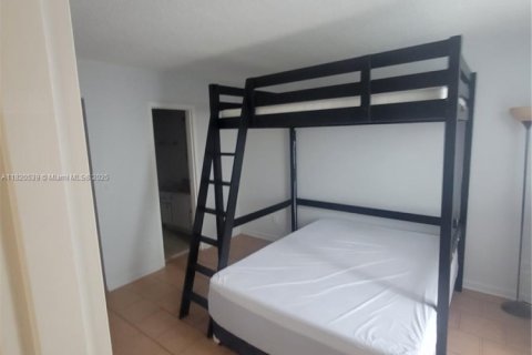 Condo in North Miami, Florida, 2 bedrooms  № 1937503 - photo 6
