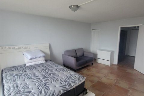 Condo in North Miami, Florida, 2 bedrooms  № 1937503 - photo 8