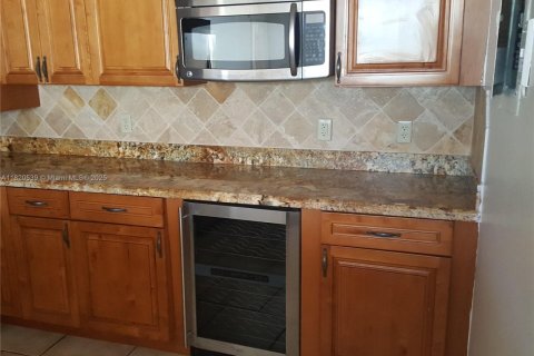 Condominio en alquiler en North Miami, Florida, 2 dormitorios, 97.55 m2 № 1937503 - foto 2