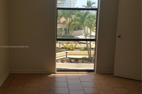 Condo in North Miami, Florida, 2 bedrooms  № 1937503 - photo 4