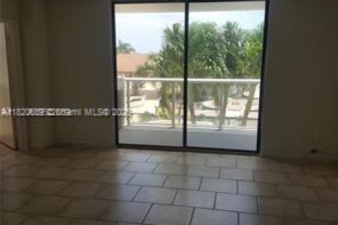 Condominio en alquiler en North Miami, Florida, 2 dormitorios, 97.55 m2 № 1937503 - foto 3