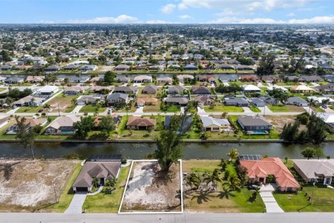 Terreno en venta en Cape Coral, Florida № 1608619 - foto 1