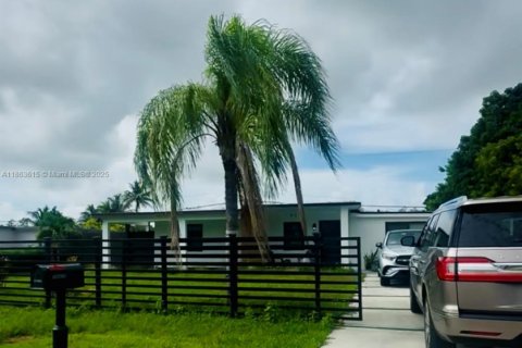 House in Homestead, Florida 4 bedrooms, 156.73 sq.m. № 1891840 - photo 1