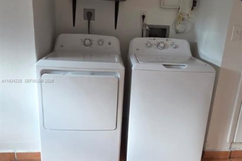 House in Miami, Florida 3 bedrooms, 154.5 sq.m. № 2002665 - photo 11