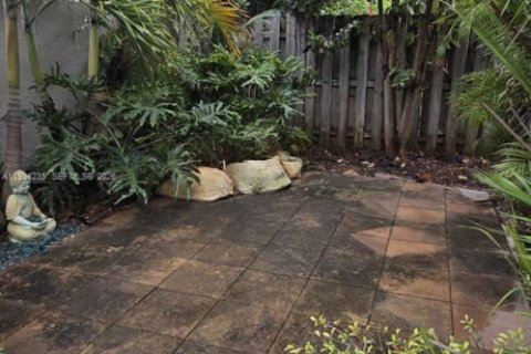 House in Miami, Florida 3 bedrooms, 154.5 sq.m. № 2002665 - photo 13