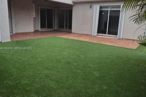 House in Miami, Florida 3 bedrooms, 154.5 sq.m. № 2002665 - photo 17