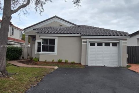 House in Miami, Florida 3 bedrooms, 154.5 sq.m. № 2002665