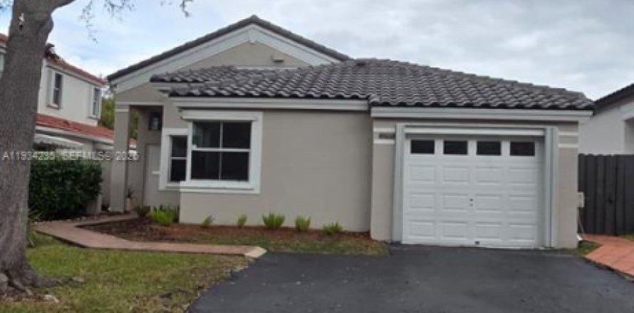 House in Miami, Florida 3 bedrooms, 154.5 sq.m. № 2002665