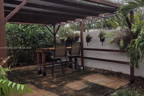 House in Miami, Florida 3 bedrooms, 154.5 sq.m. № 2002665 - photo 14