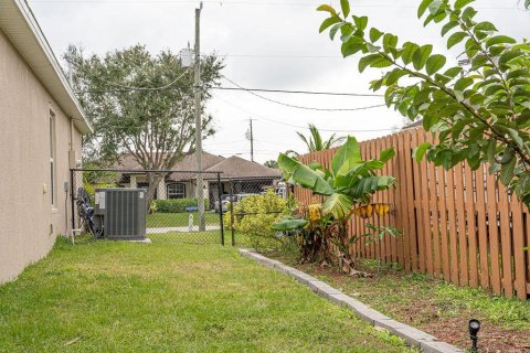 House in Port St. Lucie, Florida 5 bedrooms, 211.26 sq.m. № 2082754 - photo 15