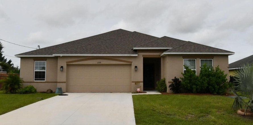 House in Port St. Lucie, Florida 5 bedrooms, 211.26 sq.m. № 2082754