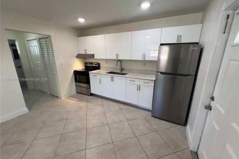 House in Hollywood, Florida 1 bedroom № 1957213 - photo 2