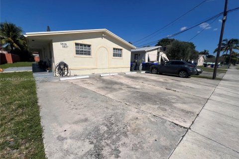 House in Hollywood, Florida 1 bedroom № 1957213 - photo 1