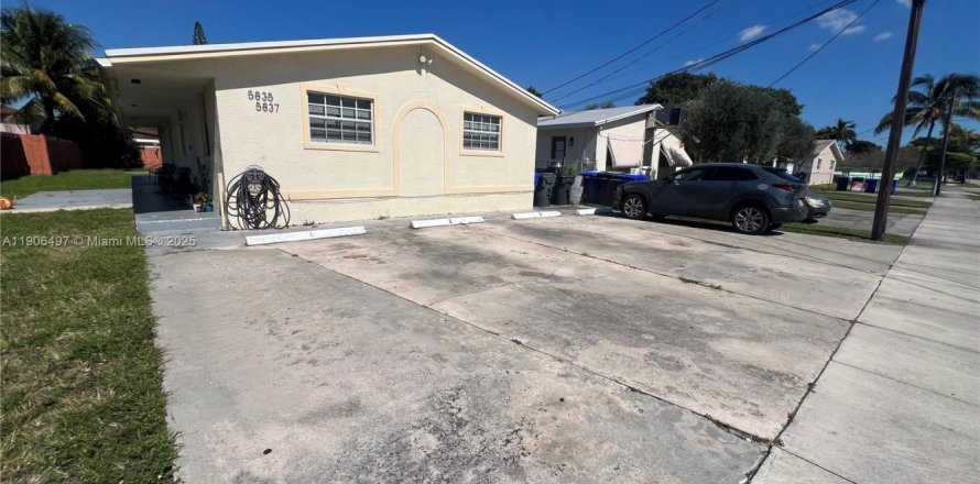 House in Hollywood, Florida 1 bedroom № 1957213