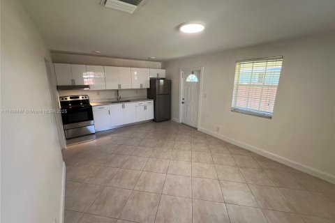House in Hollywood, Florida 1 bedroom № 1957213 - photo 4