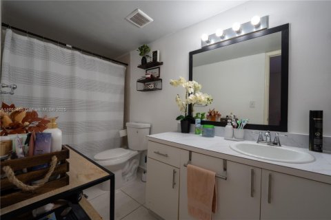 Condominio en venta en Hialeah, Florida, 2 dormitorios, 89.19 m2 № 1707545 - foto 4