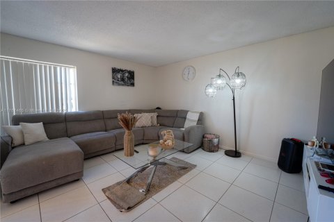 Condominio en venta en Hialeah, Florida, 2 dormitorios, 89.19 m2 № 1707545 - foto 1