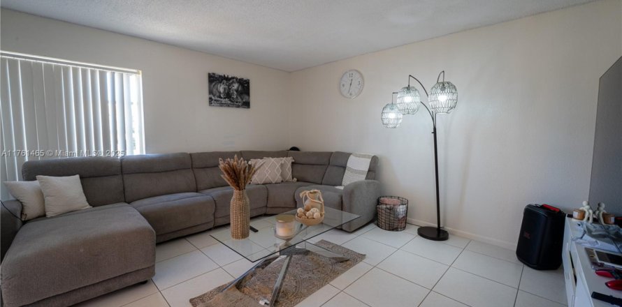 Condominio en Hialeah, Florida, 2 dormitorios  № 1707545