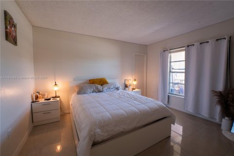Condominio en venta en Hialeah, Florida, 2 dormitorios, 89.19 m2 № 1707545 - foto 3