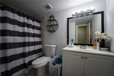 Condominio en venta en Hialeah, Florida, 2 dormitorios, 89.19 m2 № 1707545 - foto 5