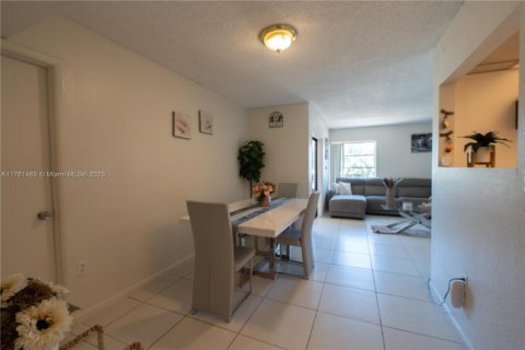 Condominio en venta en Hialeah, Florida, 2 dormitorios, 89.19 m2 № 1707545 - foto 2