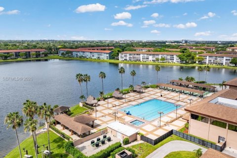 Condo in Pembroke Pines, Florida, 2 bedrooms  № 2011374 - photo 10
