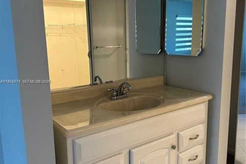 Condo in Pembroke Pines, Florida, 2 bedrooms  № 2011374 - photo 6