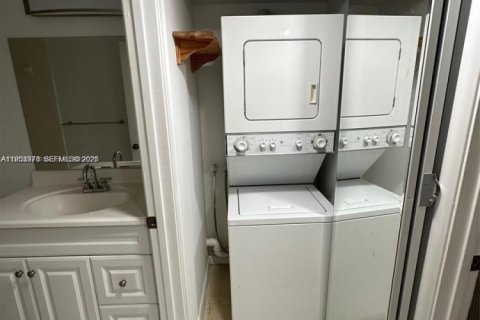 Condo in Pembroke Pines, Florida, 2 bedrooms  № 2011374 - photo 9