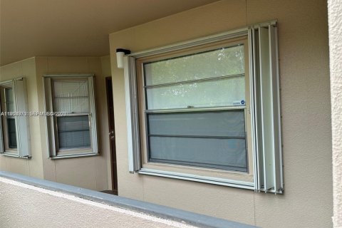 Condo in Pembroke Pines, Florida, 2 bedrooms  № 2011374 - photo 3