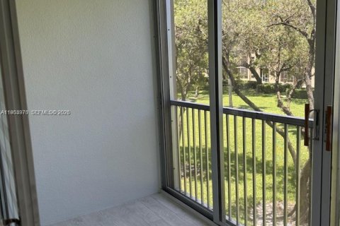 Condo in Pembroke Pines, Florida, 2 bedrooms  № 2011374 - photo 8