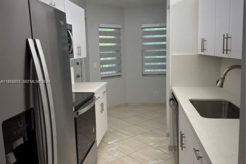 Condo in Pembroke Pines, Florida, 2 bedrooms  № 2011374 - photo 4