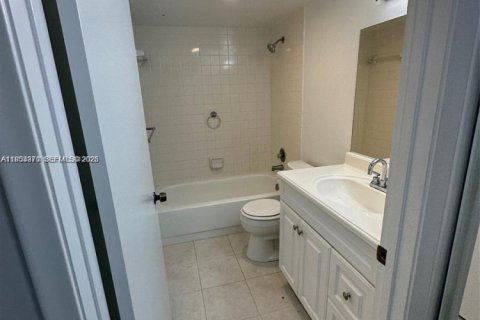 Condo in Pembroke Pines, Florida, 2 bedrooms  № 2011374 - photo 5