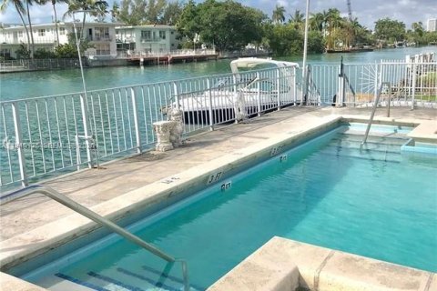 Снять в аренду кондоминиум в Майами-Бич, Флорида 2 спальни, 104.05м2, № 2001451 - фото 2