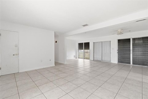 House in Port Charlotte, Florida 3 bedrooms, 111.02 sq.m. № 2152314 - photo 6