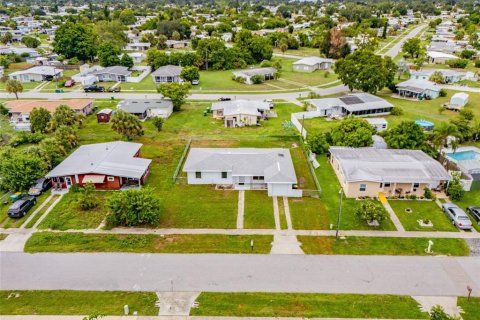 House in Port Charlotte, Florida 3 bedrooms, 111.02 sq.m. № 2152314 - photo 2