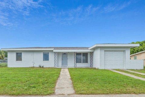 House in Port Charlotte, Florida 3 bedrooms, 111.02 sq.m. № 2152314