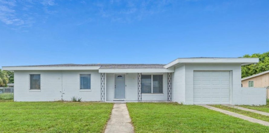 House in Port Charlotte, Florida 3 bedrooms, 111.02 sq.m. № 2152314