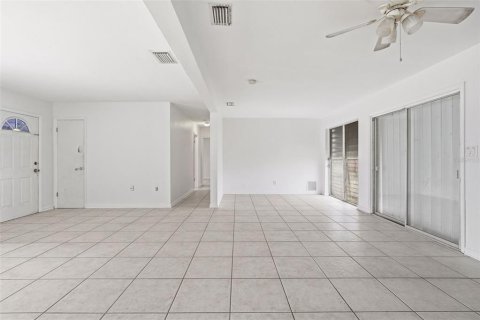 House in Port Charlotte, Florida 3 bedrooms, 111.02 sq.m. № 2152314 - photo 7