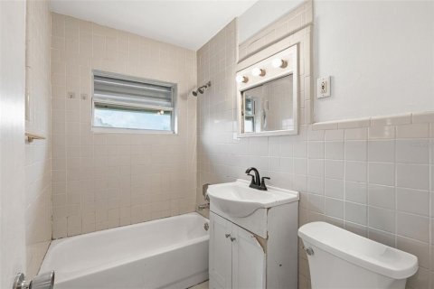 House in Port Charlotte, Florida 3 bedrooms, 111.02 sq.m. № 2152314 - photo 26